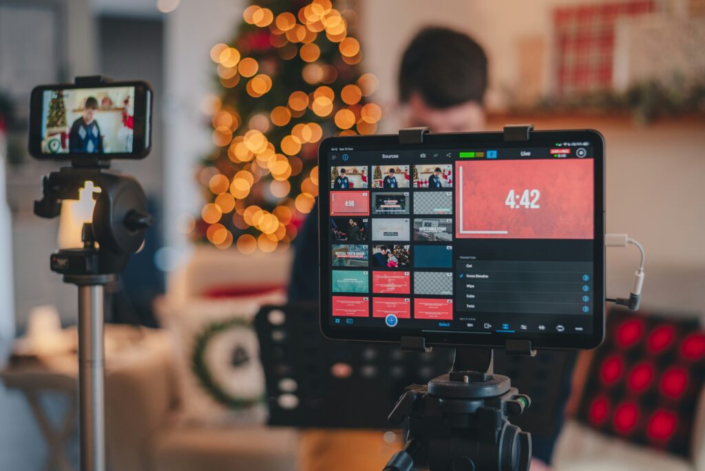 Streaming vs 9 to 5: Comparison between a streamer at home and a traditional office worker